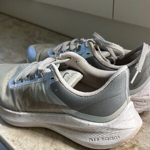 Nike Air Zoom Winflo Sneakers in Gray and pink